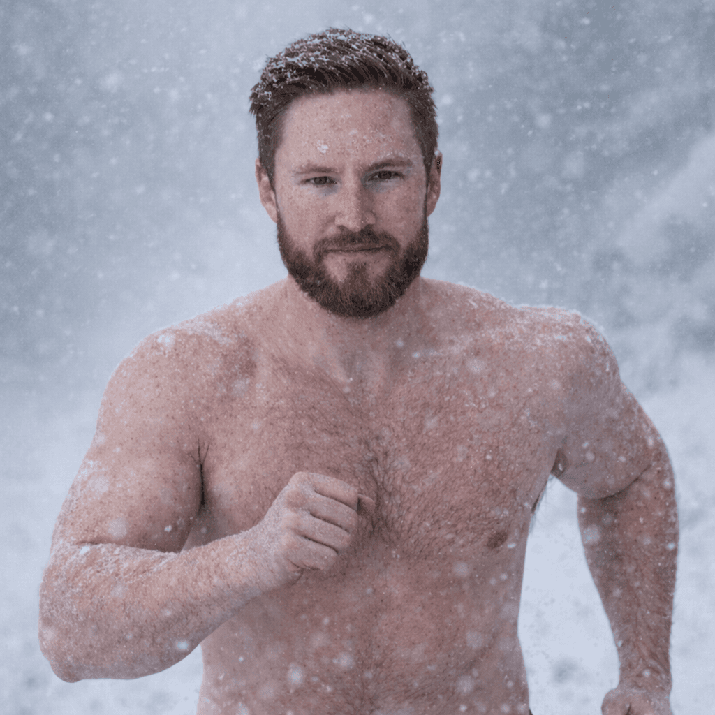 Løper som stormer gjennom snøen